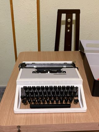 Máquina de escribir antigua con maletín