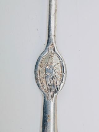 CURIOSO TENEDOR PLATEADO PARA COMER GAMBAS