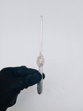 CURIOSO TENEDOR PLATEADO PARA COMER GAMBAS