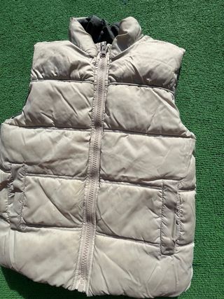 Chaleco reversible beige y negro