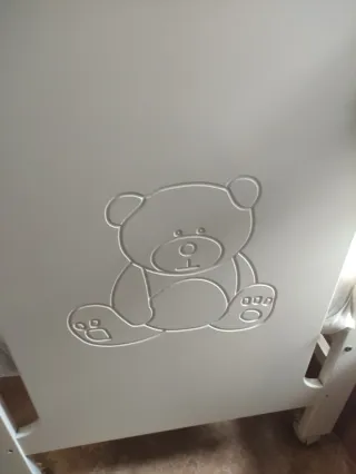 Cuna de madera blanca con osito