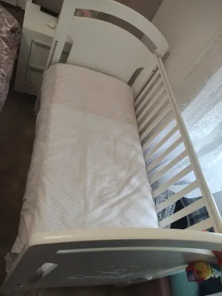 Cuna de madera blanca con osito