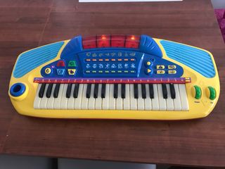 Teclado Infantil Toys R Us con Melodías