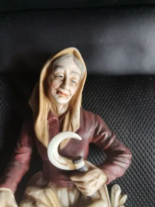 Decoracion Figura vintage porcelana mujer con hoz