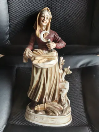 Decoracion Figura vintage porcelana mujer con hoz