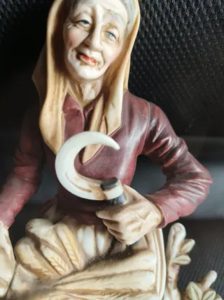 Decoracion Figura vintage porcelana mujer con hoz