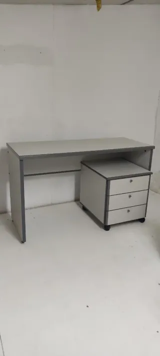 Escritorio gris y blanco con cajonera