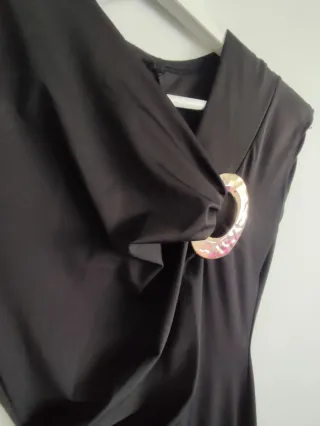 Vestido largo negro con detalle dorado