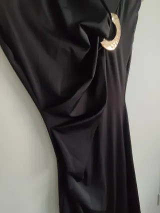 Vestido largo negro con detalle dorado