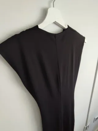 Vestido largo negro con detalle dorado