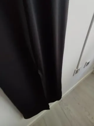 Vestido largo negro con detalle dorado