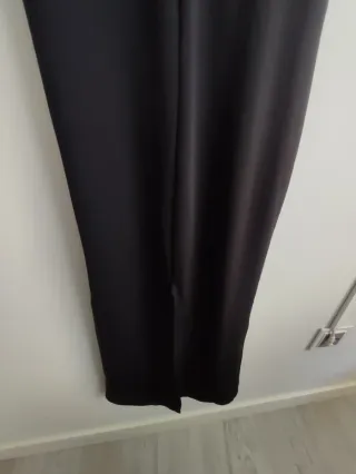 Vestido largo negro con detalle dorado