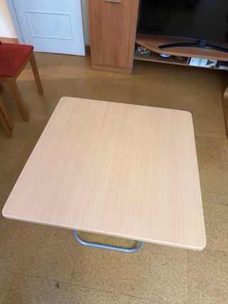 Tavolo pieghevole in legno e metallo