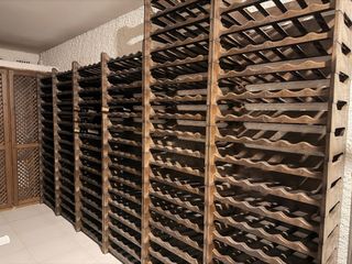 Vinoteca in legno marrone per bottiglie di vino