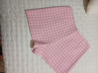 Falda pantalón rosa pata de gallo.