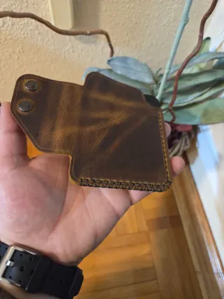 Cartera artesanal de cuero