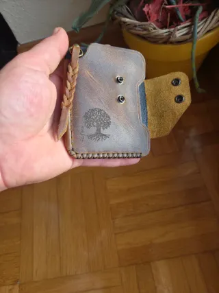 Cartera artesanal de cuero