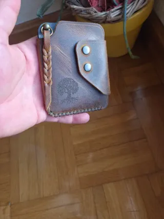 Cartera artesanal de cuero