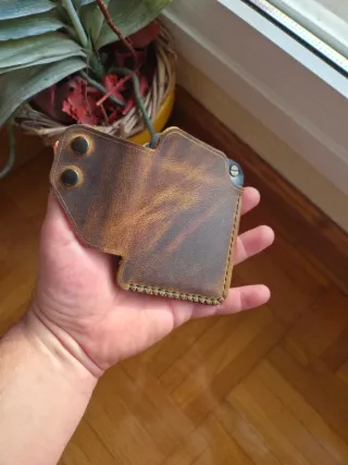 Cartera artesanal de cuero