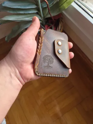 Cartera artesanal de cuero