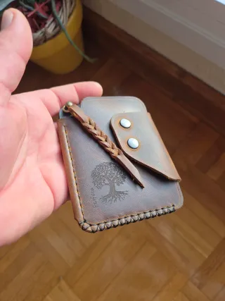 Cartera artesanal de cuero