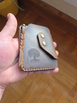 Cartera artesanal de cuero