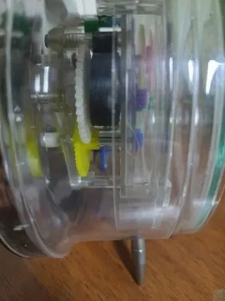 Sveglia trasparente con ingranaggi colorati