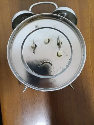 Sveglia trasparente con ingranaggi colorati