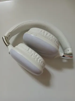 Auriculares blancos con luces LED