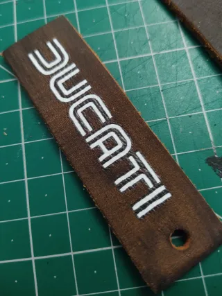 Llaveros Ducati Monster. 100% cuero y DTF