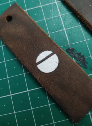 Llaveros Ducati Monster. 100% cuero y DTF