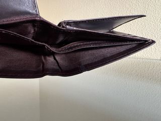 Cartera de piel marrón con monedero