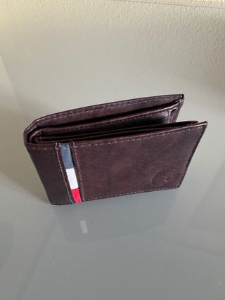 Cartera de piel marrón con monedero