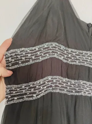 Vestido de fiesta plateado con piedras