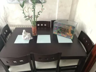 Mesa de comedor de madera y cristal