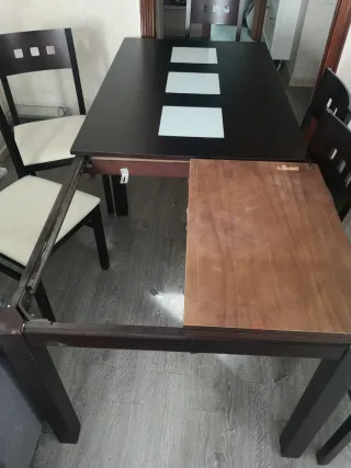 Mesa de comedor de madera y cristal