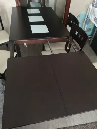 Mesa de comedor de madera y cristal