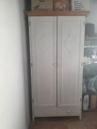 Conjunto de armario y estantería de madera