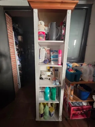 Conjunto de armario y estantería de madera