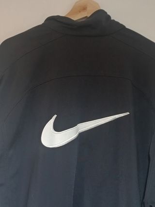 Chaqueta deportiva Nike negra