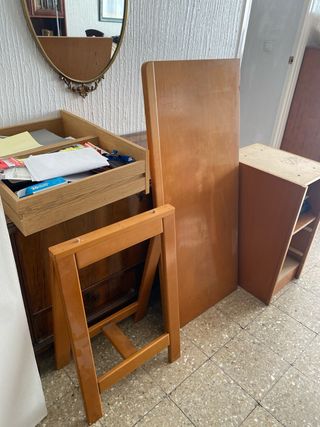 Escritorio de madera marrón