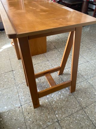 Escritorio de madera marrón