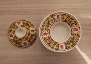 Piccola ciotola cinese in ceramica gialla