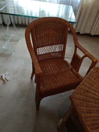 Conjunto de mesa y sillas de mimbre