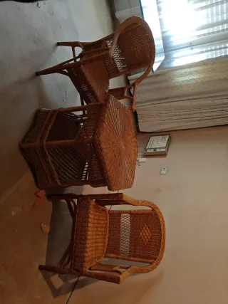 Conjunto de mesa y sillas de mimbre