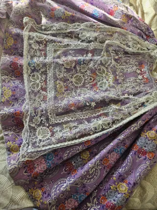 Traje de fallera niña malva, adrezo y peinetas.