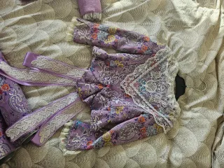 Traje de fallera niña malva, adrezo y peinetas.