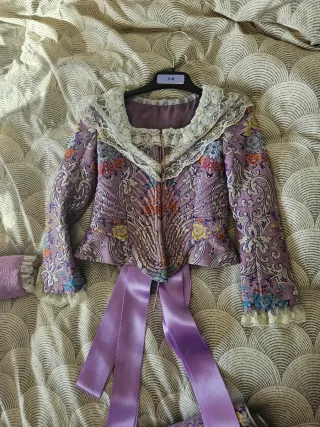 Traje de fallera niña malva, adrezo y peinetas.