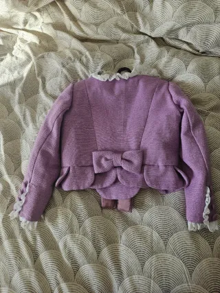 Traje de fallera niña malva, adrezo y peinetas.