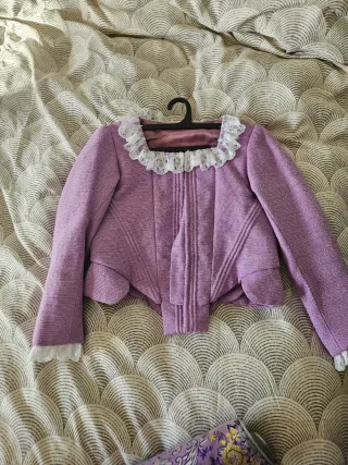 Traje de fallera niña malva, adrezo y peinetas.